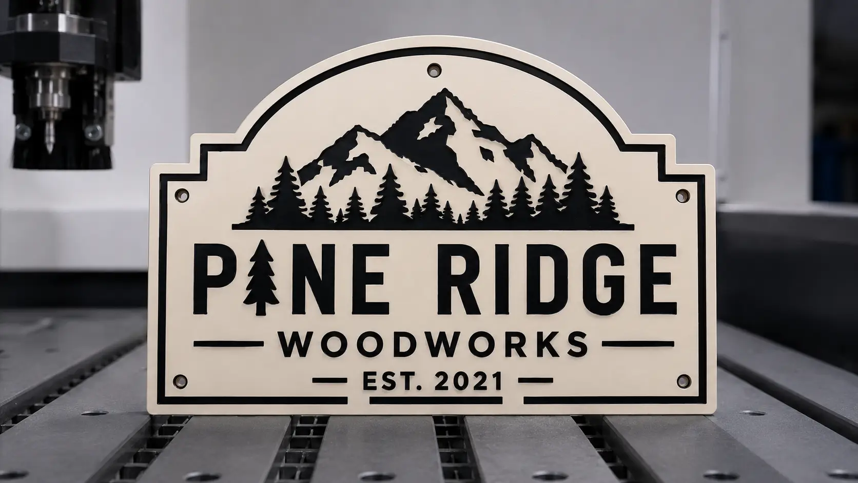 Enseigne Pine Ridge Woodworks découpée et finie sur le plateau d'une défonceuse CNC