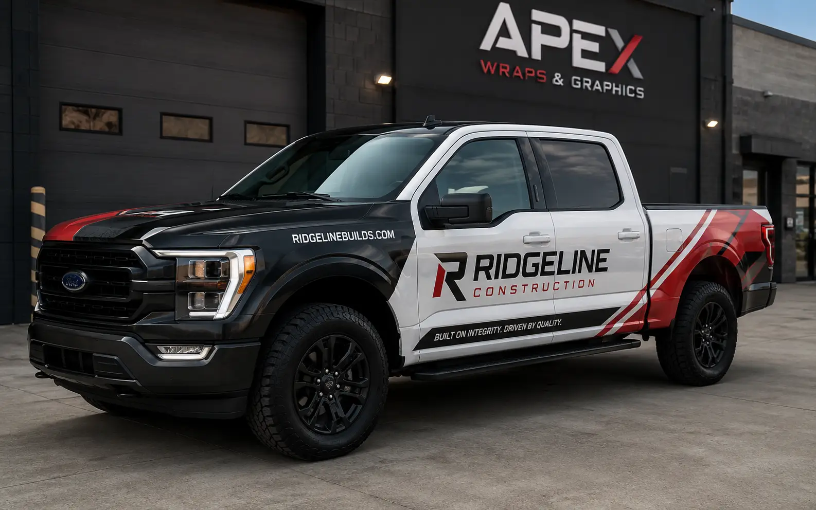 Ford F-150 da Ridgeline Construction com envelopamento parcial preto, branco e vermelho