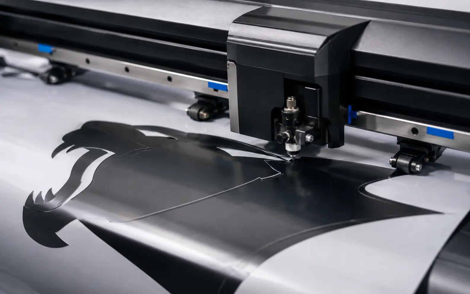 Plottermesser schneidet ein Panther-Logo aus schwarzer Folie